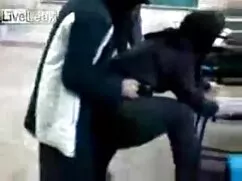 Düzgün vücutlu kıllı abanoz Çıtçıt içinde bir alem amatör ilk anal tarafından the havuz