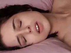 İki kadın amatör anal porno penisini seviyor